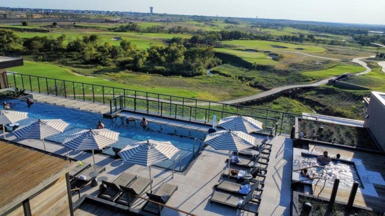 Una vista del green 18 en Fields Ranch en Frisco, Texas, desde la piscina solo para adultos del Omni PGA Frisco Resort & Spa.