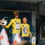 Joe Blackmore y Marion Bunel en el podio del Tour de l'Avenir