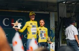 Joe Blackmore y Marion Bunel en el podio del Tour de l'Avenir