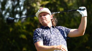 MELBOURNE, AUSTRALIA - 29 DE NOVIEMBRE: Cameron Smith de Australia aterriza en el hoyo 17 en el segundo día del Abierto de Australia ISPS Handa 2024 en Kingston Heath Golf Club el 29 de noviembre de 2024 en Melbourne, Australia. (Foto de Morgan Hancock/Getty Images)