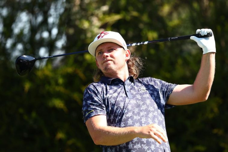 MELBOURNE, AUSTRALIA - 29 DE NOVIEMBRE: Cameron Smith de Australia aterriza en el hoyo 17 en el segundo día del Abierto de Australia ISPS Handa 2024 en Kingston Heath Golf Club el 29 de noviembre de 2024 en Melbourne, Australia. (Foto de Morgan Hancock/Getty Images)