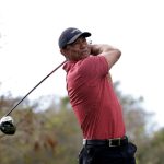 Tiger Woods juega su tiro desde el noveno tee durante la segunda ronda del Campeonato PNC en el Ritz-Carlton Golf Club en Orlando, Florida.