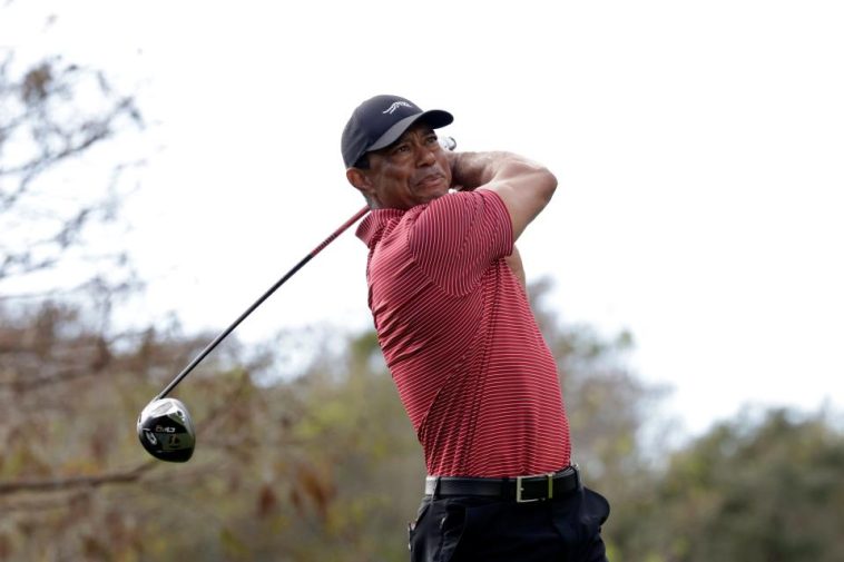 Tiger Woods juega su tiro desde el noveno tee durante la segunda ronda del Campeonato PNC en el Ritz-Carlton Golf Club en Orlando, Florida.