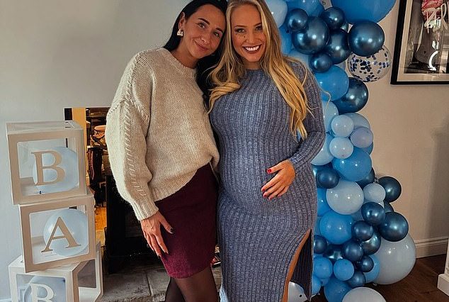 Ebanie Bridges (derecha) sonrió mientras posaba para fotografías junto a Jasmina Zapotoczna (derecha) durante su baby shower.