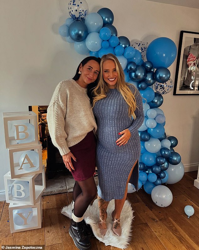 Ebanie Bridges (derecha) sonrió mientras posaba para fotografías junto a Jasmina Zapotoczna (derecha) durante su baby shower.