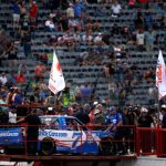 Kyle Larson en Victory Lane en North Wilkesboro Speedway - Serie de camiones NASCAR