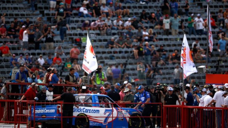 Kyle Larson en Victory Lane en North Wilkesboro Speedway - Serie de camiones NASCAR