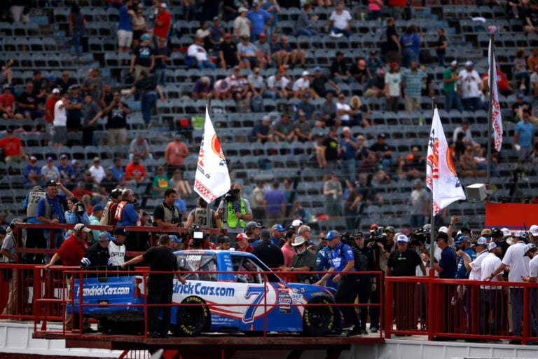 Kyle Larson en Victory Lane en North Wilkesboro Speedway - Serie de camiones NASCAR