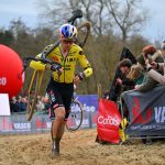 El choque de Wout van Aert con Mathieu van der Poel en Loenhoet sigue siendo posible a pesar de estar enfermo