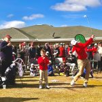 Billy Horschel, ocho veces ganador del PGA Tour, realiza un tiro durante una clínica que dirigió en el Campeonato Familiar de la Asociación de Golf del Área de Jacksonville en el Jacksonville Beach Golf Club el 21 de diciembre, con su hijo Axel mirando.