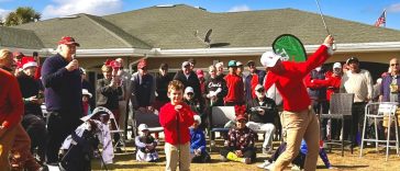 Billy Horschel, ocho veces ganador del PGA Tour, realiza un tiro durante una clínica que dirigió en el Campeonato Familiar de la Asociación de Golf del Área de Jacksonville en el Jacksonville Beach Golf Club el 21 de diciembre, con su hijo Axel mirando.