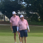 Carl Mistretta, director ejecutivo de First Tee Gold Coast, observa el putt con su hijo Tyler durante la competencia del lunes.