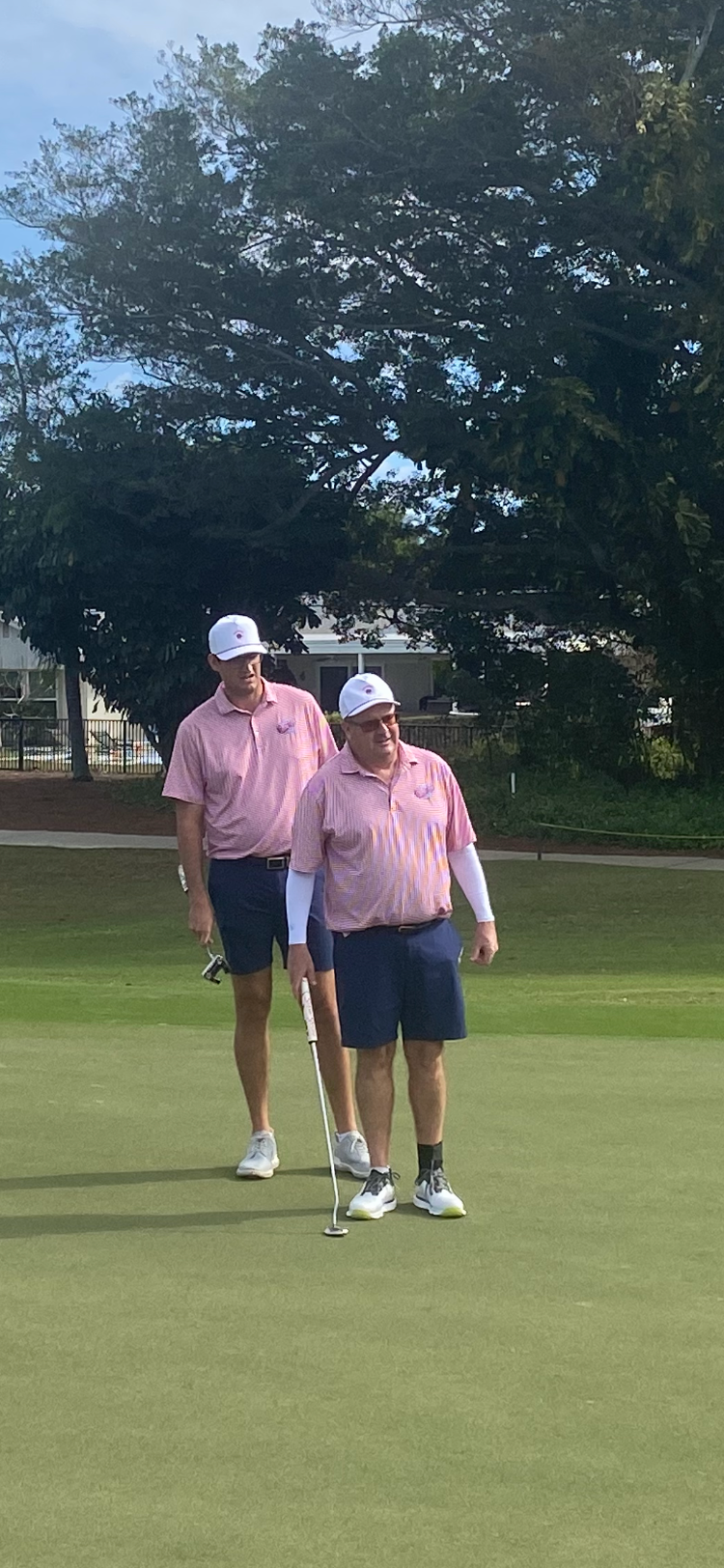 Carl Mistretta, director ejecutivo de First Tee Gold Coast, observa el putt con su hijo Tyler durante la competencia del lunes.