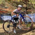 Eric Brunner compitió en el Festival de ciclocross Really Rad 2024 con la camiseta de campeón panamericano