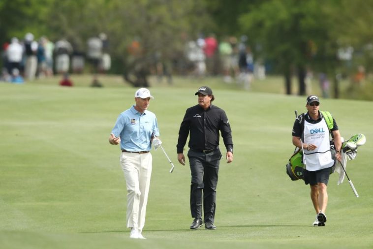 Phil Mickelson y Jim Furyk en el Campeonato Mundial de Golf 2019-Dell Technologies Match Play en Austin Country Club. (Ezra Shaw/Getty Images)