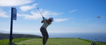 Stephan Jaeger realiza su golpe de salida en el tercer hoyo durante la tercera ronda del Farmers Insurance Open 2024 en Torrey Pines.