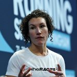 Sophie Power SheRACES presentando en el National Running Show