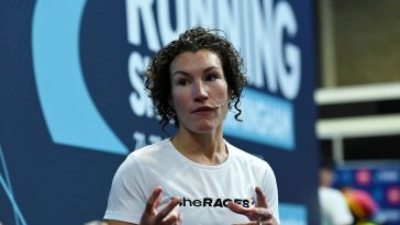 Sophie Power SheRACES presentando en el National Running Show