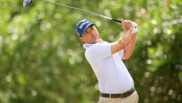 Kevin Kisner de Estados Unidos juega su tiro desde el cuarto tee durante la tercera ronda del Campeonato Butterfield Bermuda 2024 en el campo de golf Port Royal el 16 de noviembre de 2024 en Southampton, Bermuda. (Foto de Alex Slitz/Getty Images)