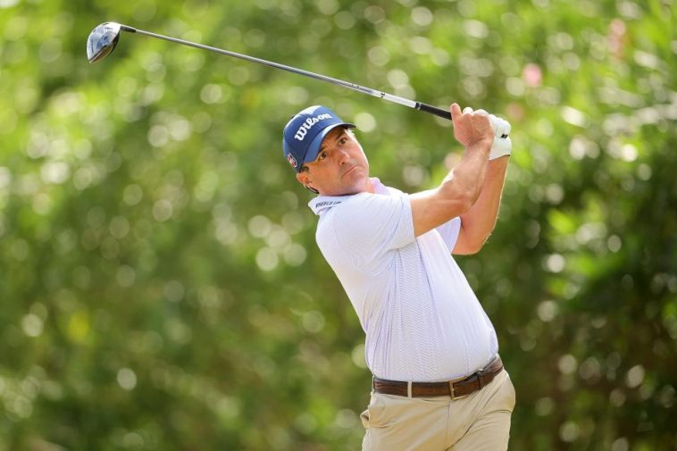 Kevin Kisner de Estados Unidos juega su tiro desde el cuarto tee durante la tercera ronda del Campeonato Butterfield Bermuda 2024 en el campo de golf Port Royal el 16 de noviembre de 2024 en Southampton, Bermuda. (Foto de Alex Slitz/Getty Images)