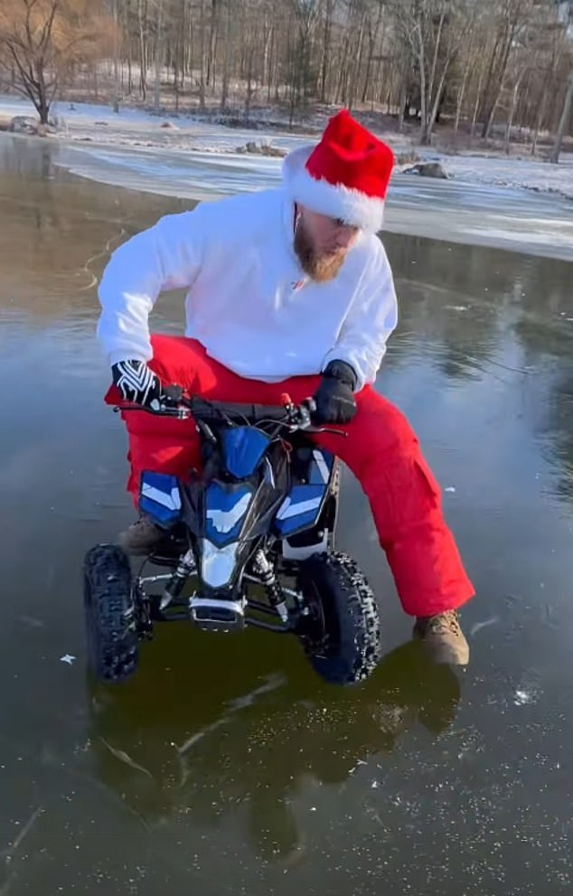 Jake Paul intentó conducir un mini ATV a través de un estanque helado con su hermano Logan Paul