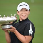 Jiyai Shin posa con el trofeo después de ganar el Abierto de Australia ISPS Handa 2024 en el Kingston Heath Golf Club en Melbourne. (William West/AFP vía Getty Images)