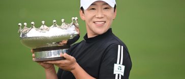 Jiyai Shin posa con el trofeo después de ganar el Abierto de Australia ISPS Handa 2024 en el Kingston Heath Golf Club en Melbourne. (William West/AFP vía Getty Images)