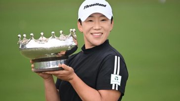 Jiyai Shin posa con el trofeo después de ganar el Abierto de Australia ISPS Handa 2024 en el Kingston Heath Golf Club en Melbourne. (William West/AFP vía Getty Images)