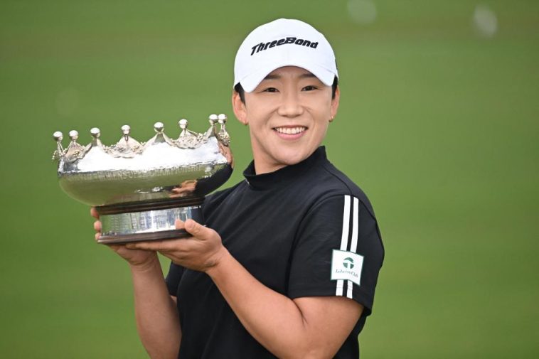 Jiyai Shin posa con el trofeo después de ganar el Abierto de Australia ISPS Handa 2024 en el Kingston Heath Golf Club en Melbourne. (William West/AFP vía Getty Images)