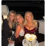 La chica del anillo viral Sydney Thomas (R) celebró su cumpleaños número 21 con amigos durante el fin de semana