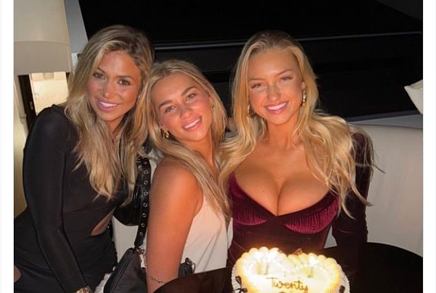 La chica del anillo viral Sydney Thomas (R) celebró su cumpleaños número 21 con amigos durante el fin de semana