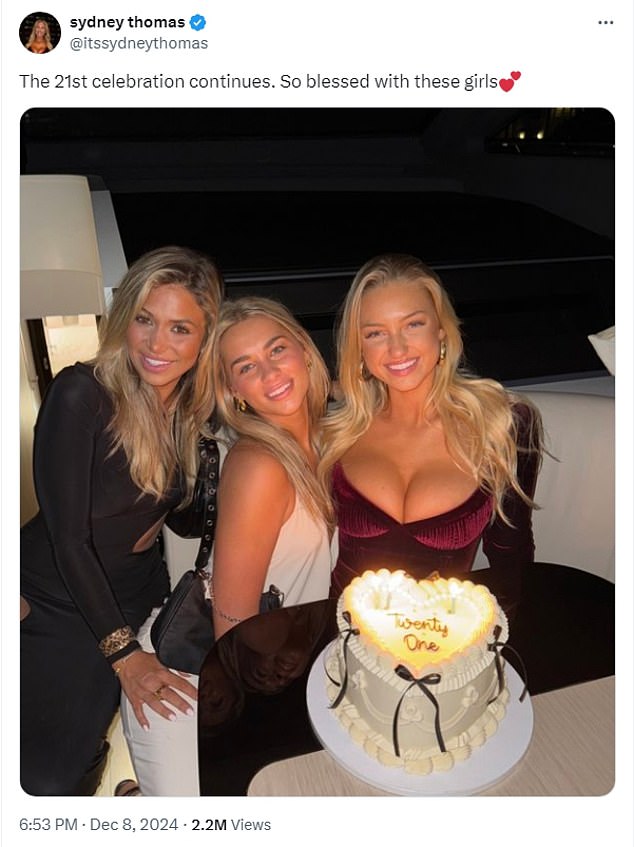 La chica del anillo viral Sydney Thomas (R) celebró su cumpleaños número 21 con amigos durante el fin de semana