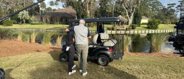 Alejandro Tosti recibe su tarjeta del PGA Tour 2025 de manos del comisionado Jay Monahan en el TPC Sawgrass en Ponte Vedra Beach, Florida. (Adam Schupak/Semana de golf)