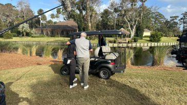 Alejandro Tosti recibe su tarjeta del PGA Tour 2025 de manos del comisionado Jay Monahan en el TPC Sawgrass en Ponte Vedra Beach, Florida. (Adam Schupak/Semana de golf)