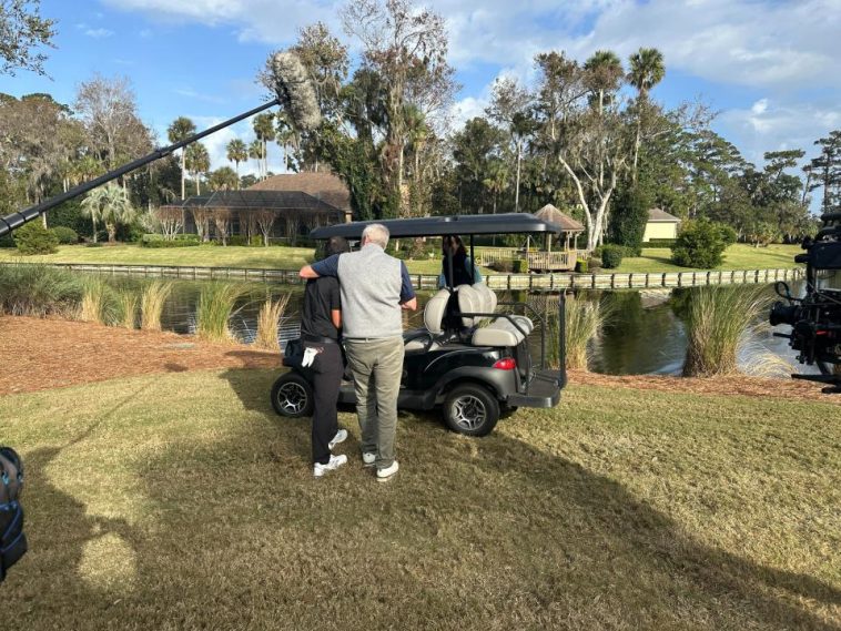 Alejandro Tosti recibe su tarjeta del PGA Tour 2025 de manos del comisionado Jay Monahan en el TPC Sawgrass en Ponte Vedra Beach, Florida. (Adam Schupak/Semana de golf)