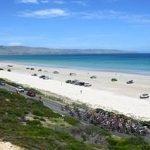 WILLUNGA HILL AUSTRALIA 14 DE ENERO Una vista general del pelotón pasando por Aldinga Beach durante el octavo Santos Women Tour Down Under 2024 Etapa 3, una etapa de 934 km desde Adelaide hasta Willunga Hill 370 m UCIWWT el 14 de enero de 2024 en Willunga Hill Australia Foto de Tim de WaeleGetty Images