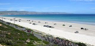 WILLUNGA HILL AUSTRALIA 14 DE ENERO Una vista general del pelotón pasando por Aldinga Beach durante el octavo Santos Women Tour Down Under 2024 Etapa 3, una etapa de 934 km desde Adelaide hasta Willunga Hill 370 m UCIWWT el 14 de enero de 2024 en Willunga Hill Australia Foto de Tim de WaeleGetty Images