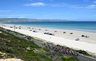 WILLUNGA HILL AUSTRALIA 14 DE ENERO Una vista general del pelotón pasando por Aldinga Beach durante el octavo Santos Women Tour Down Under 2024 Etapa 3, una etapa de 934 km desde Adelaide hasta Willunga Hill 370 m UCIWWT el 14 de enero de 2024 en Willunga Hill Australia Foto de Tim de WaeleGetty Images