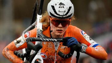 TABOR REPÚBLICA CHECA 3 DE FEBRERO Puck Pieterse compitiendo en la élite femenina durante el día 2 del Campeonato Mundial de CicloCross UCI 2024 el 3 de febrero de 2024 en Tabor República Checa Foto de CTKBSR AgencyGetty Images