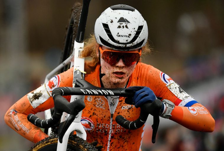 TABOR REPÚBLICA CHECA 3 DE FEBRERO Puck Pieterse compitiendo en la élite femenina durante el día 2 del Campeonato Mundial de CicloCross UCI 2024 el 3 de febrero de 2024 en Tabor República Checa Foto de CTKBSR AgencyGetty Images