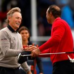 Tiger Woods y Bernhard Langer se dan la mano después de la victoria del equipo Langer sobre el equipo Woods en el evento de golf familiar PNC Championship (Mike Ehrmann)