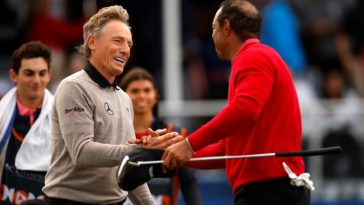 Tiger Woods y Bernhard Langer se dan la mano después de la victoria del equipo Langer sobre el equipo Woods en el evento de golf familiar PNC Championship (Mike Ehrmann)