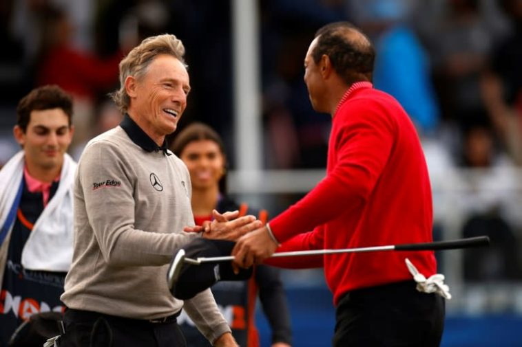 Tiger Woods y Bernhard Langer se dan la mano después de la victoria del equipo Langer sobre el equipo Woods en el evento de golf familiar PNC Championship (Mike Ehrmann)