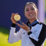 Lydia Ko sostiene la medalla de oro en la ceremonia de entrega de medallas después del torneo de golf por golpes individual femenino en los Juegos Olímpicos de Verano de París 2024 en Le Golf National.