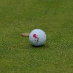 Una pelota de golf Titleist descansa durante la primera ronda del torneo de golf LPGA Tour Kroger Queen City Championship en Cincinnati, el jueves 7 de septiembre de 2023.