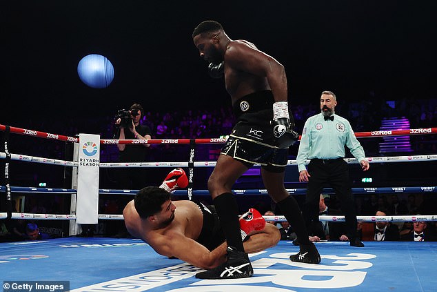 Lawrence Okolie consiguió una impresionante victoria contra Hussein Muhamed en su debut profesional.