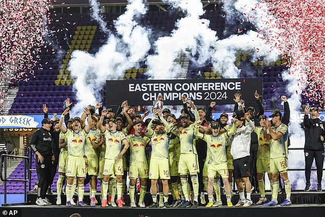 Los New York Red Bulls celebran en el campo de Orlando tras ganar la Conferencia Este