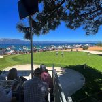 Los aficionados disfrutan de la vista del hoyo 17 durante el American Century Championship en el campo de golf Edgewood Tahoe en Stateline, Nevada.