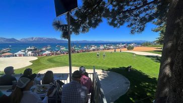 Los aficionados disfrutan de la vista del hoyo 17 durante el American Century Championship en el campo de golf Edgewood Tahoe en Stateline, Nevada.