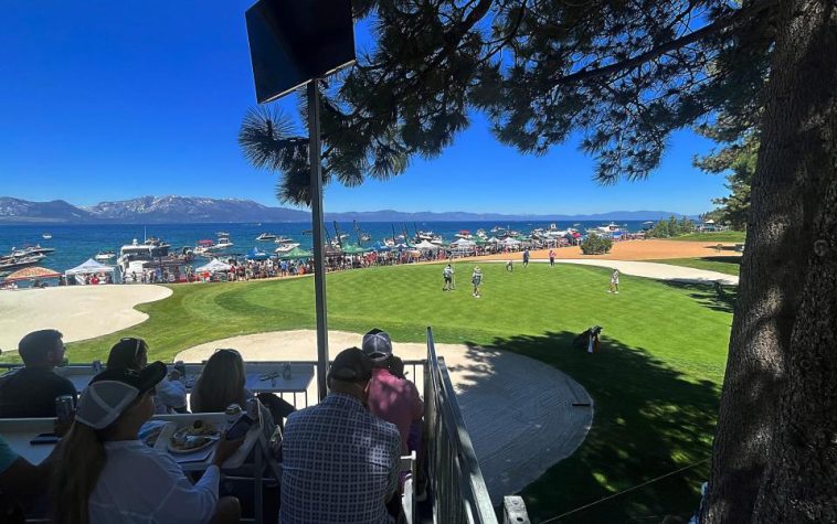 Los aficionados disfrutan de la vista del hoyo 17 durante el American Century Championship en el campo de golf Edgewood Tahoe en Stateline, Nevada.